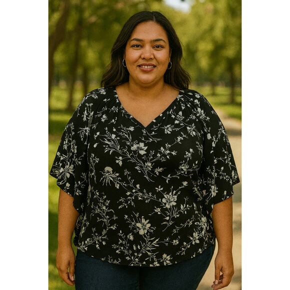 Avenue Black & White V-Neck Blouse • Butterfly Sleeves • Plus 26 • Flowing Fit - Picture 3 of 6